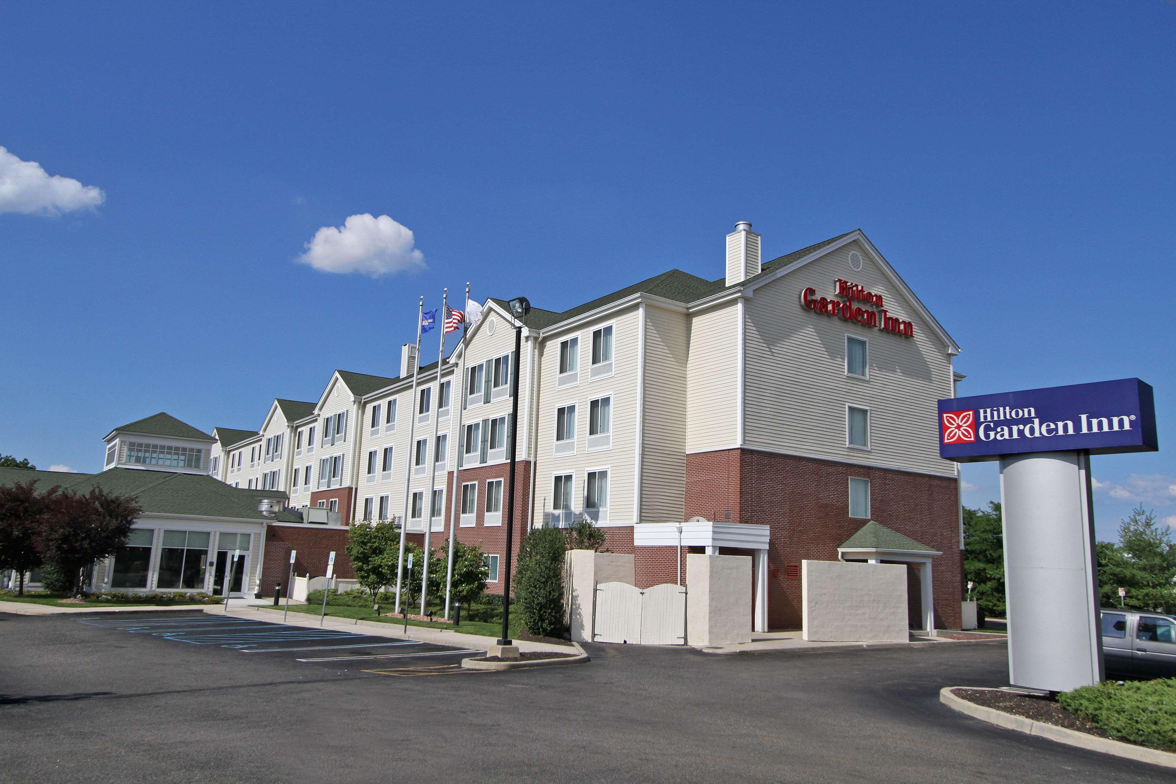 Hilton Garden Inn Westbury Exterior foto